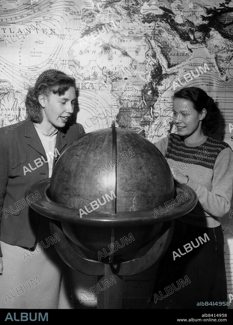 STOCKHOLM 19481207 - Avitriserna Ingrid Wickman och Berit Myrén planerar sin flygtur till New Delhi i Indien med sin 2-sitsiga Piper Cub. Flygturen som beräknades ta 22 dagar tur och retur slutade i Sverige två och en halv månad senare. Till Indien kom de aldrig men väl till Afrika och Kanarieöarna. Foto: DEX Kod: 192 COPYRIGHT SCANPIX SWEDEN.
