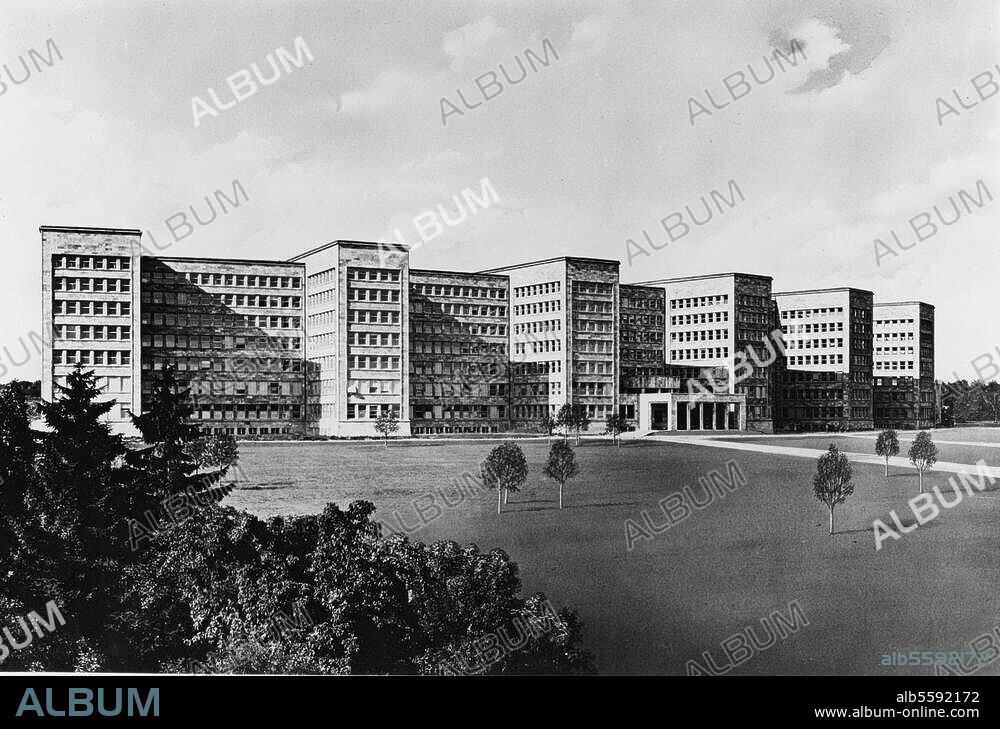 Frankfurt am Main, Verwaltungsgebäude der I.G.Farbenindustrie Aktiengesellschaft (erbaut 1928-31, Architekt: Hans Poelzig). Außenansicht. Foto, 1930. Aus einer Bildmappe: Das neue Verwaltungsgebäude der I.G.Farbenindustrie Aktiengesellschaft in Frankfurt am Main. Berlin, Sammlung Archiv für Kunst und Geschichte.