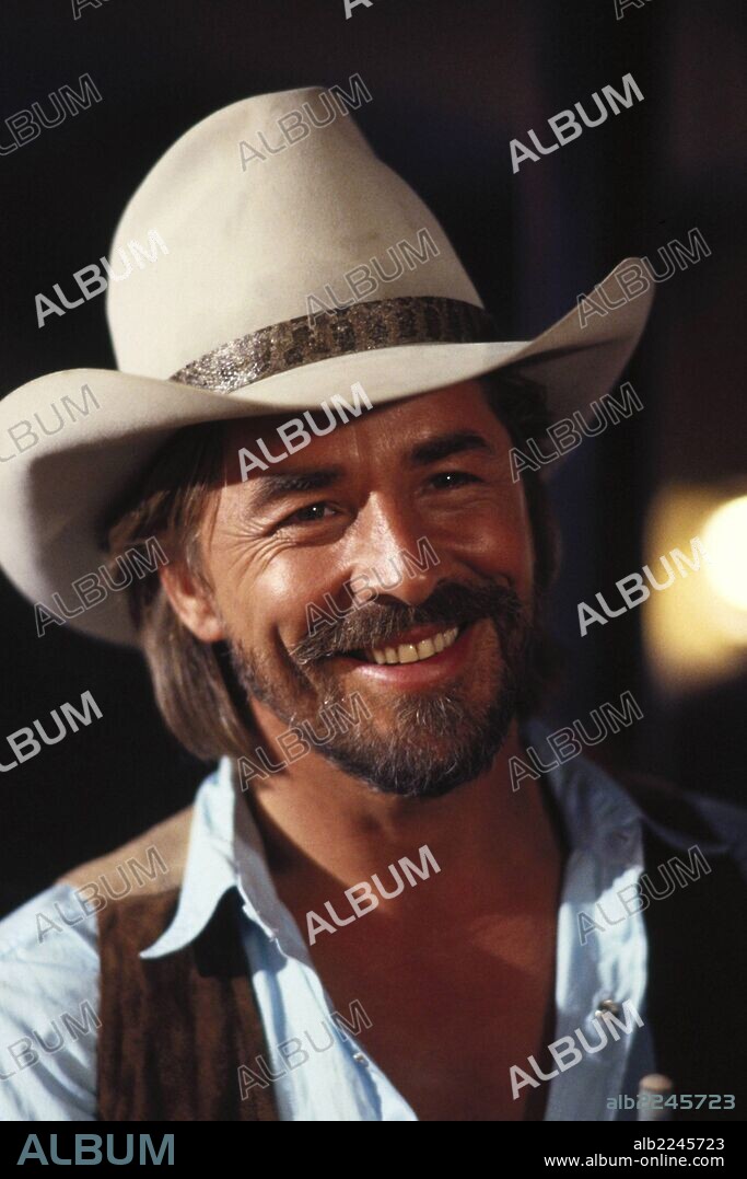 DON JOHNSON en DOS DUROS SOBRE RUEDAS, 1991 (HARLEY DAVIDSON AND THE MARLBORO MAN), dirigida por SIMON WINCER. Copyright M.G.M.