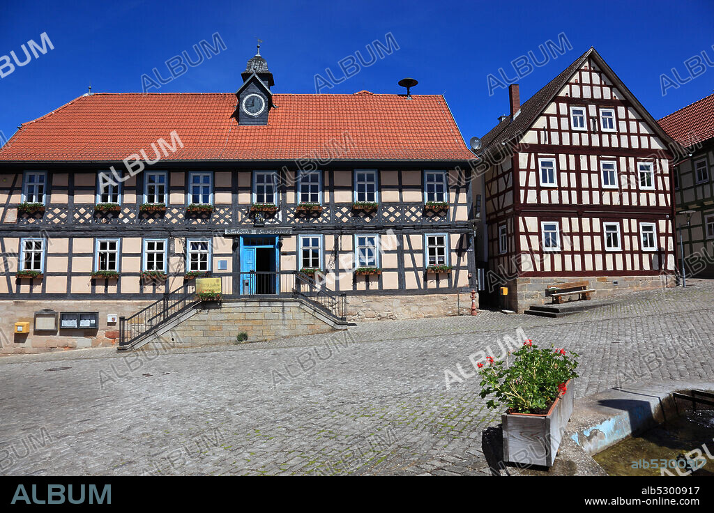 Second smallest city in Germany, Ummerstadt in the district of Hildburghausen, Marktplatz with the historic Town Hall, built in 1558, half-timbered houses, Thuringia, Germany  /  Zweitkleinste Stadt Deutschlands, Ummerstadt im Landkreis Hildburghausen, Marktplatz mit dem historischen Rathaus, 1558 erbaut, Fachwerkensemble, Thueringen, Deutschland.