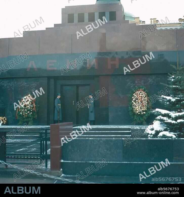 Moskau, Roter Platz. Lenin-Mausoleum (1924-30 erbaut von A.W.Stschussew). Foto, 1970.