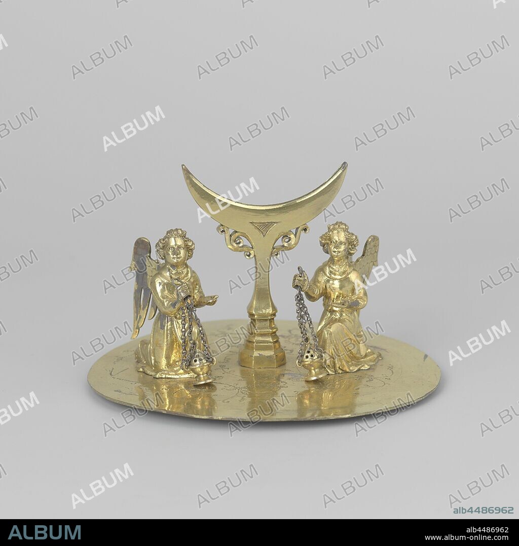 Lunula from a monstrance, originating from the Oud-Munsterkerk in Utrecht, Lunula from a monstrans of gilded silver, mounted on a round plate between two kneeling angel figures with incense vessels, angel (s) with censer, Sint-Salvatorkerk, anonymous, Northern Netherlands, c. 1360 - c. 1383, silver (metal), gilding, h 7.2 cm × d 11.5 cm × w 330 gr.