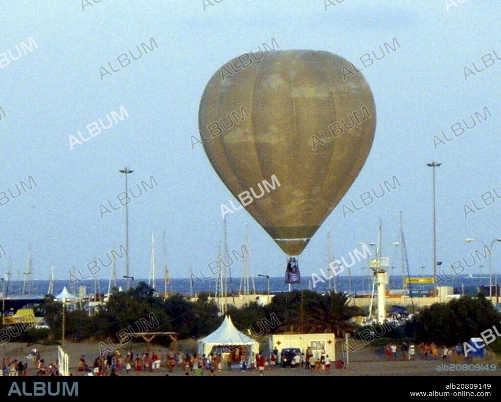 GLOBO AEROSTATICO EN LA PLAYA DE DENIA.