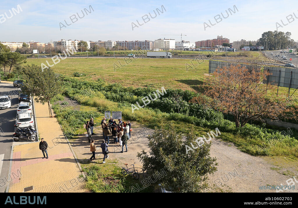 Córdoba, 05/02/2024. El alcalde José María Bellido y Miguel Ángel Torrico, de Urbanismo, presentan  los terrenos en que se levantará el nuevo Parque de Miralbaida. Anillo Verde. Foto: Valerio Merino. ARCHCOR.