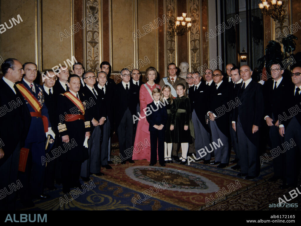 CONSEJO DEL REINO: 16 CONSEJEROS JUNTO A LA FAMILIA REAL EL DIA DE SU PROCLAMACION COMO REY EL 22 DE NOVIEMBRE DE 1975.