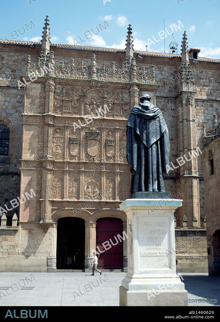 ARTE RENACIMIENTO. ESPAÑA. S. XVI. UNIVERSIDAD DE SALAMANCA. Vista de la fachada RENACENTISTA DE ESTILO PLATERESCO. En primer término, la estatua de Fray LUIS DE LEON (1527-1591) Castilla-León.