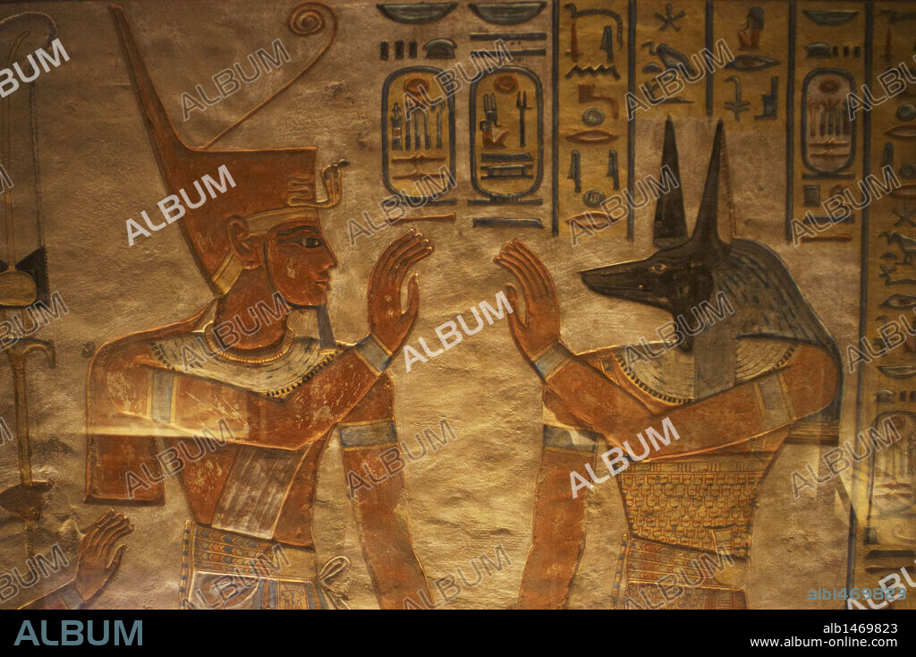 ARTE EGIPCIO. EGIPTO. TUMBA DE AMEN KHOPSHEF, hijo de Ramses III. Detalle de uno de los relieves policromados que decoran las paredes de la cámara mortuoria. A la derecha de la imagen el dios Anubis con cabeza de chacal. Dinastía 20. Imperio Nuevo. VALLE DE LAS REINAS. Ribera Occidental del Nilo. Egipto.