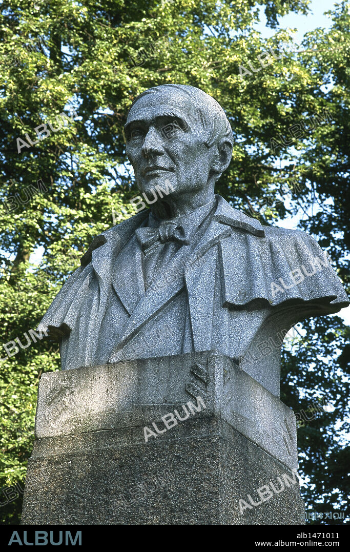 KREUTZWALD, Friedrick Reinhold (1803-1882). Escritor estonio. Publicó la epopeya "Kalevipoeg" (1857-1861), basándose en las historias que contaban los estonios. A su vez, dicha obra está inspirada en el poema épico finlandés "Kalevala". BUSTO DE KREUTZWALD EN EL PARQUE SITUADO JUNTO AL RIO EMAJOGI. TARTU. ESTONIA.