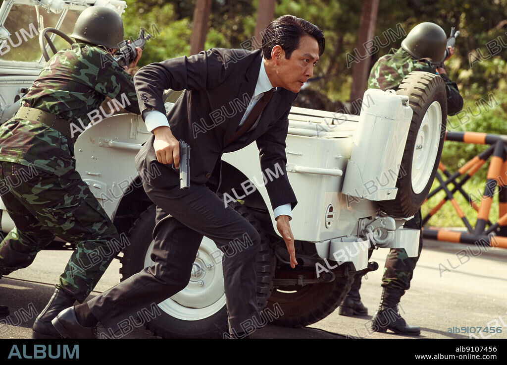 LEE JUNG-JAE in HUNT, 2022 (HEON-TEU), directed by LEE JUNG-JAE. Copyright SANAI PICTURES.