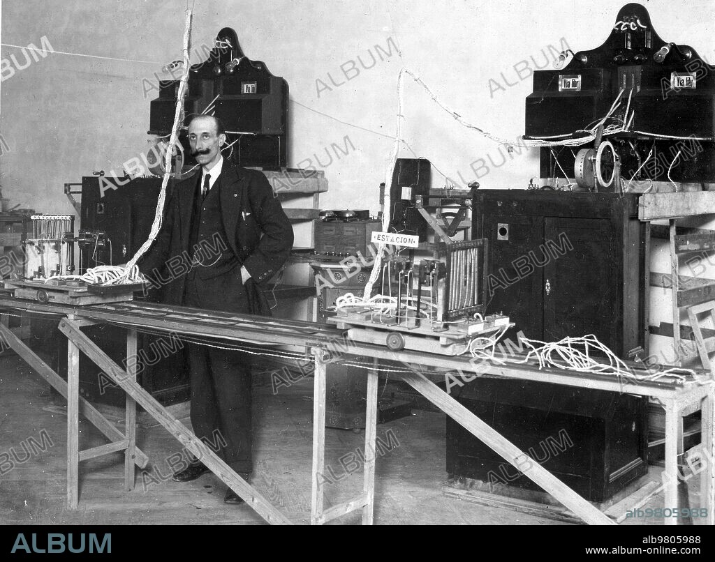 Madrid. 03/04/1919. At the San Fernando Academy. DA Mario Bretón with the electrical device of his invention, which aims to avoid all kinds of train crashes.