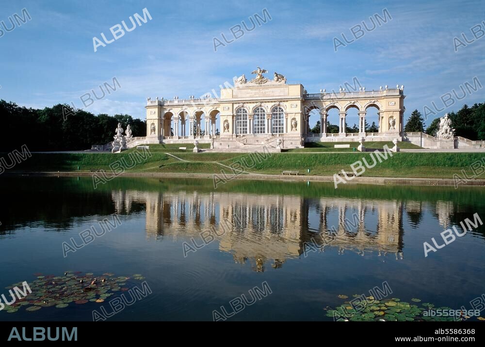 Wien (Österreich), Schloss Schönbrunn, Schlosspark, Gloriette. (erbaut 1772-75; Architekt: Johann Ferdinand Hetzendorf). Ansicht von Süden. Foto (Florian Monheim).