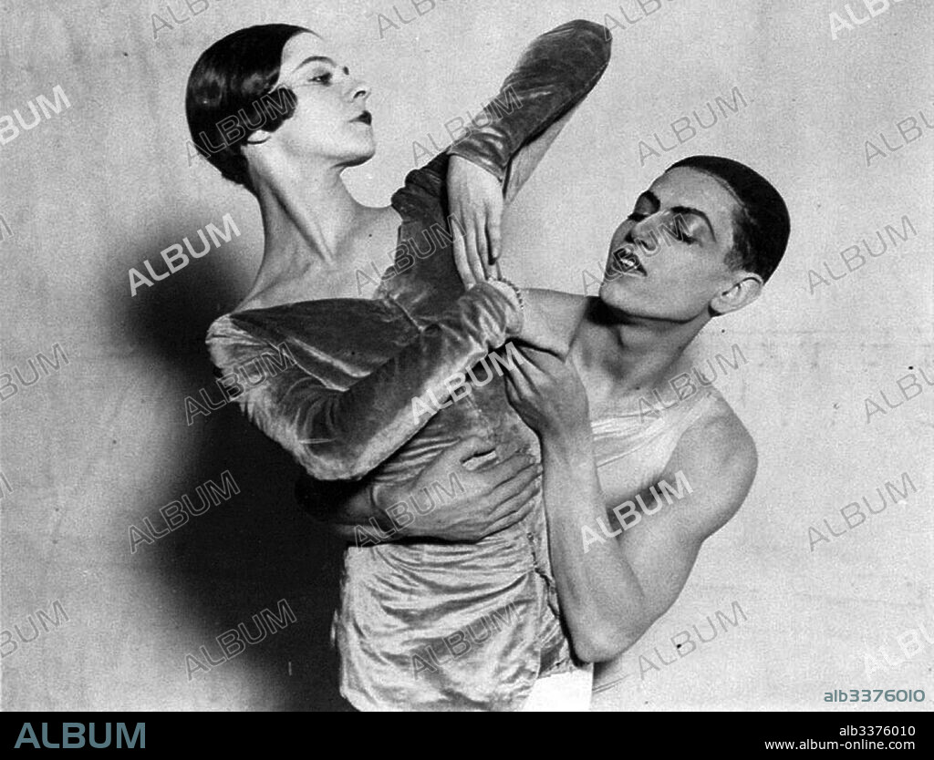 ANÓNIMO. Alicia Nikitina and Serge Lifar in the Ballet "Les Biches" by Francis Poulenc.