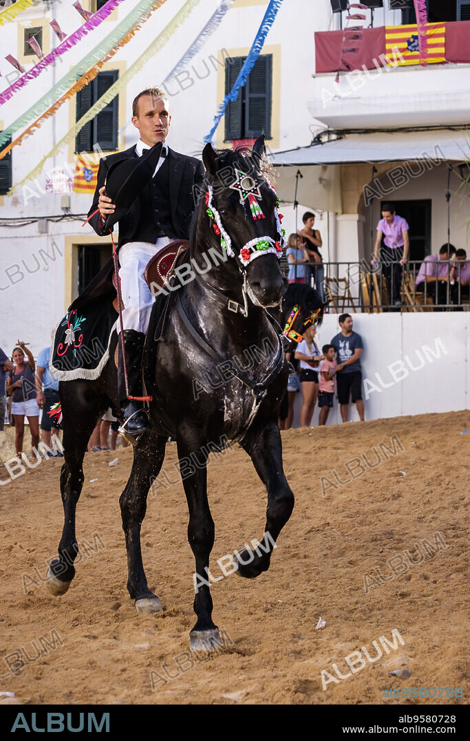 Jaleo, danza tradicional con caballos, originaria del siglo XIV, fiestas de Sant Bartomeu, Ferreries, Menorca, balearic islands, Spain.