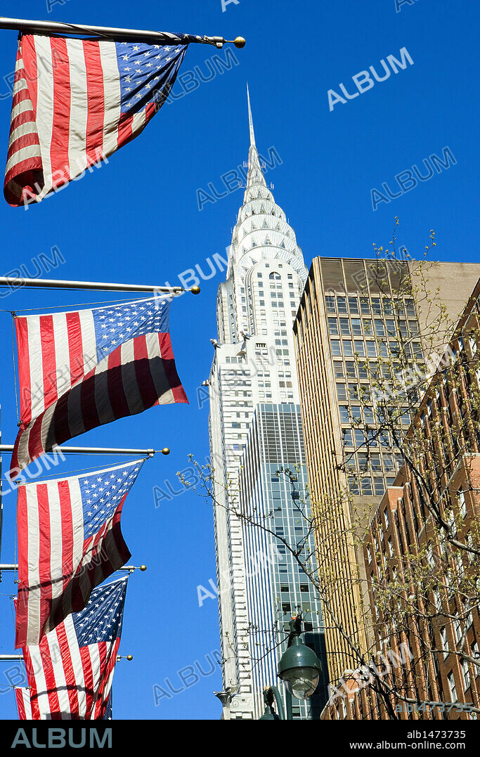 ESTADOS UNIDOS. NUEVA YORK. Vista del EDIFICIO CHRYSLER, obra del estadounidense William VAN ALLEN. En primer término banderas de los Estados Unidos de América.