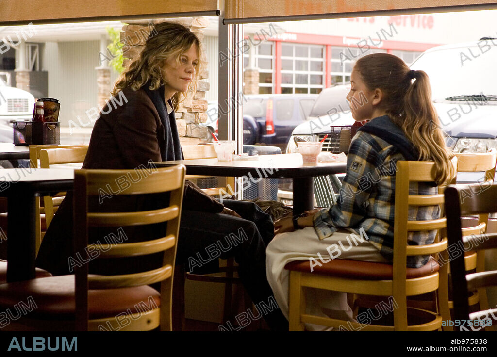 MAKENZIE VEGA and MEG RYAN in IN THE LAND OF WOMEN, 2007, directed by JON KASDAN and JONATHAN KASDAN. Copyright WARNER INDEPENDENT PICTURES / SEBASTIAN, LOREY.