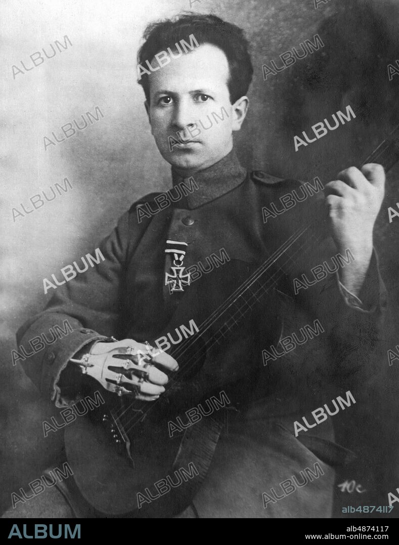 Around 1920. German war invalid Felix Emmel, who injured his right hand during the Galician offensive in 1915, plays the lute.. Photo: DN / TT / Code: 192. ** SvD OUT **.