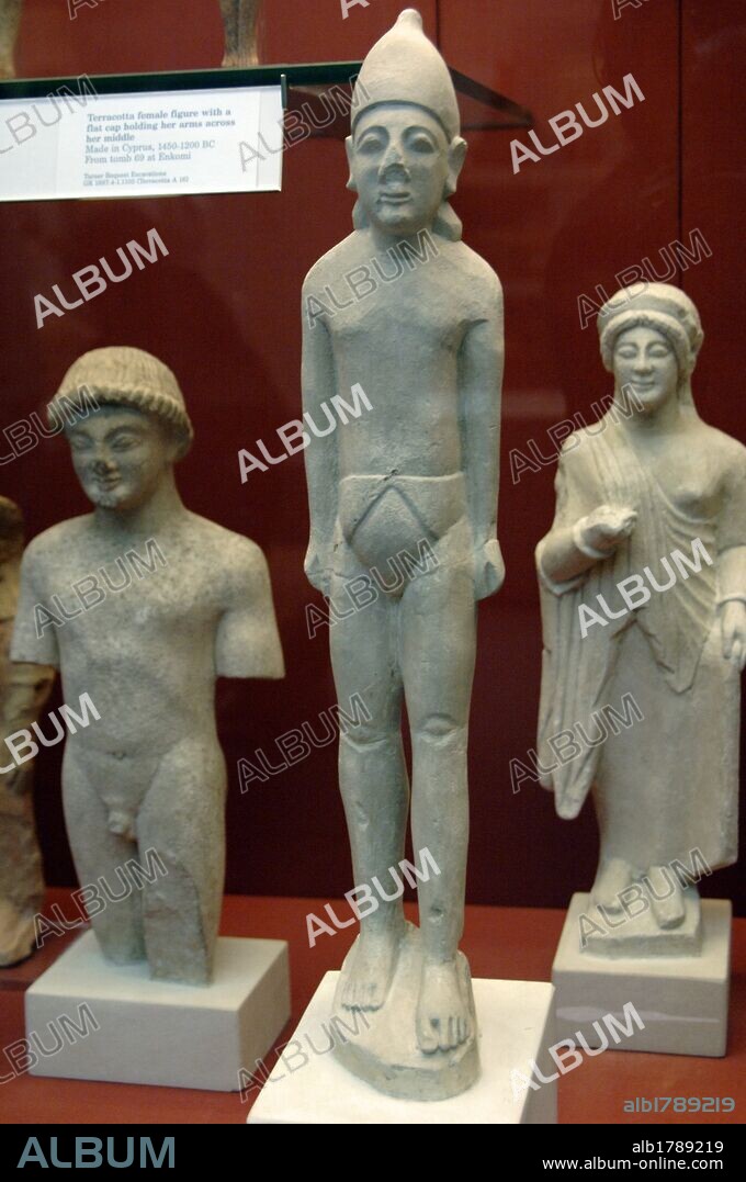 ARTE GRIEGO. CHIPRE. S. VI a. C. Estatua de piedra caliza de un HOMBRE CON CASCO Y CORREA CHIPRIOTA. Esculpida en Chipre hacia 590-540 a. C. Procede del Santuario de Apolo en Phrangissa. Tamassos. Museo Británico. Londres. Inglaterra. Reino Unido.