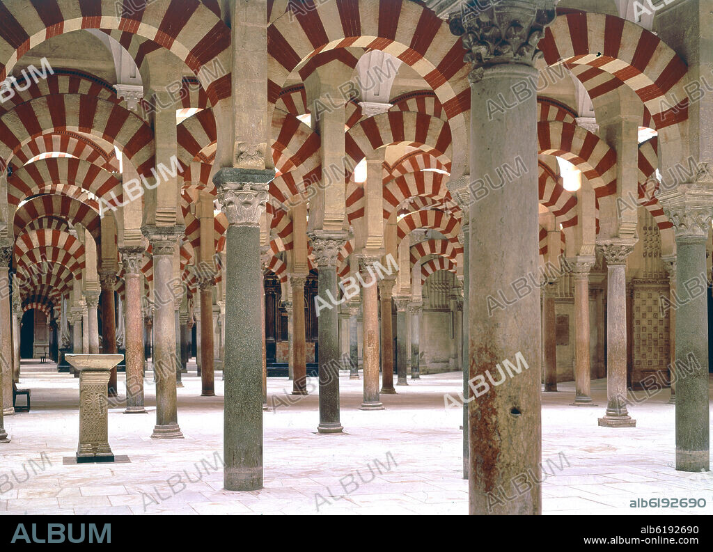 PEDESTAL VISIGODO DE LA NAVE ABD AL RAHMAN I - SALA DE ORACION.