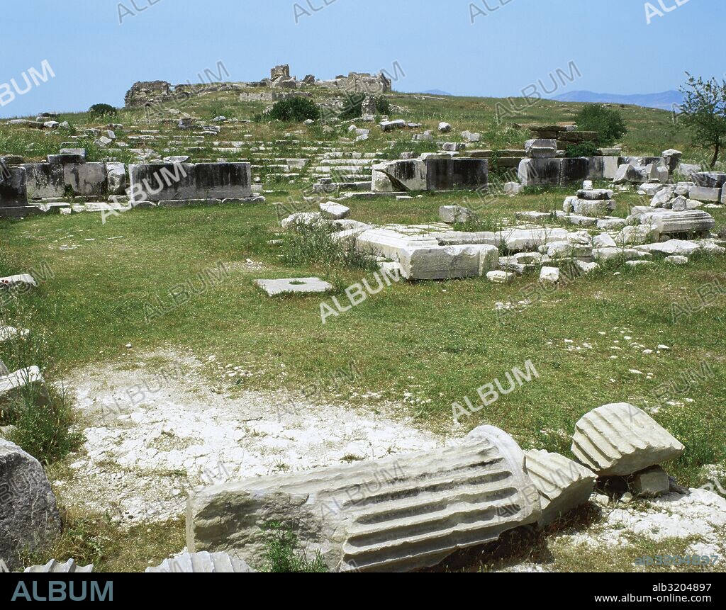 TROYA. Antigua ciudad de Asia Menor, habitada desde la I Edad del Bronce hasta el Imperio Romano. Vista de los restos arqueológicos del antiguo TEMPLO DE ATENEA, pertenecientes al estrato IX, a la antigua "Ilium Novum" romana, reconstruida por Julio Cesar. Turquía.