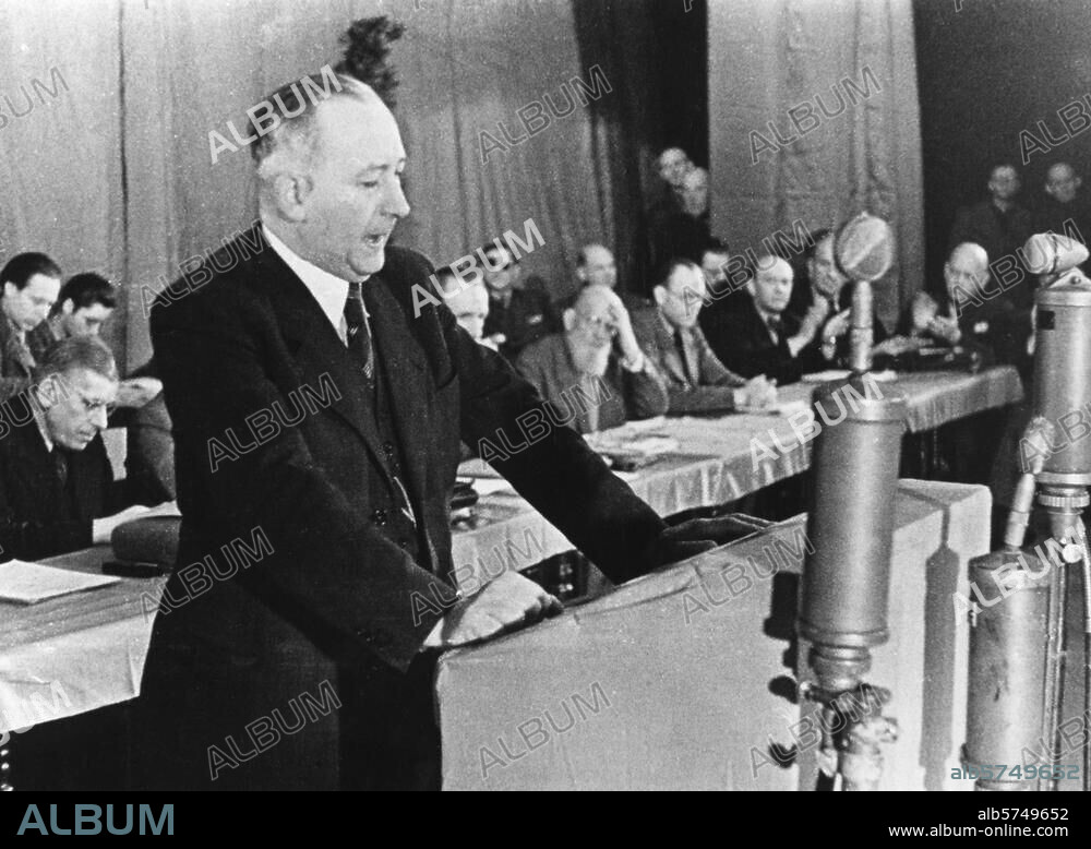 Gründung der SED durch Vereinigung von SPD und KPD am 21./22.4.1946 im Berliner Admiralspalast. Rede von Max Fechner. Foto (Abraham Pisarek).