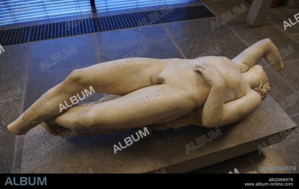 ARTE GRIEGO. GRECIA. Hijo de Niobe, asesinado por Apolo. Escultura romana posterior a un original del 320 a. C. Glyptothek. Munich. Alemania. Europa.