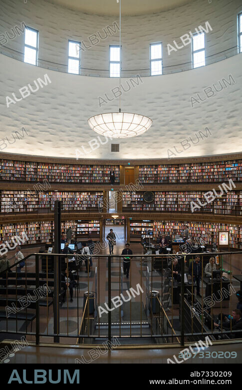 Rotunde in der Stadtbibliothek oder Stadsbibliotek Stockholm,
Architekt Gunnar Asplund, 1928 eingeweiht. Ecke Sveavägen und Odengatan im Stadtteil Vasastaden, Stockholm. Innenraum, Foto. Stockholm Stockholm.