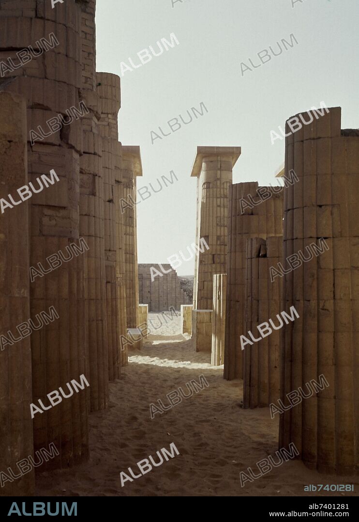 IMHOTEP O IMUTES. SALA HIPOSTILA - COLUMNAS ACANALADAS - III MILENIO AC.