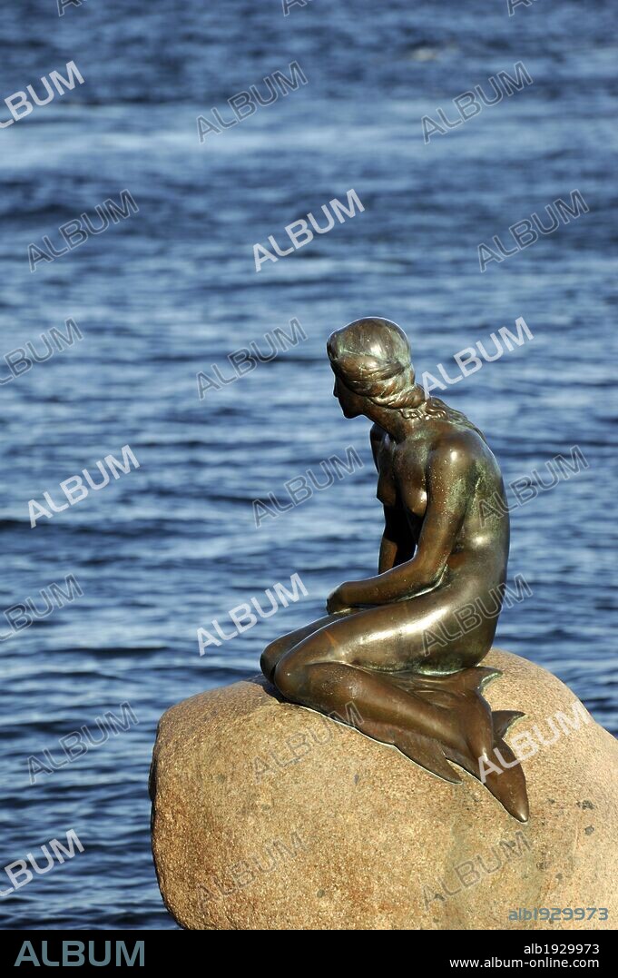 DINAMARCA. COPENHAGUE. Vista de la ESTATUA DE "LA SIRENITA", realizada en bronce en 1913 por el escultor Edgar ERIKSEN. Símbolo de la ciudad. Europa.