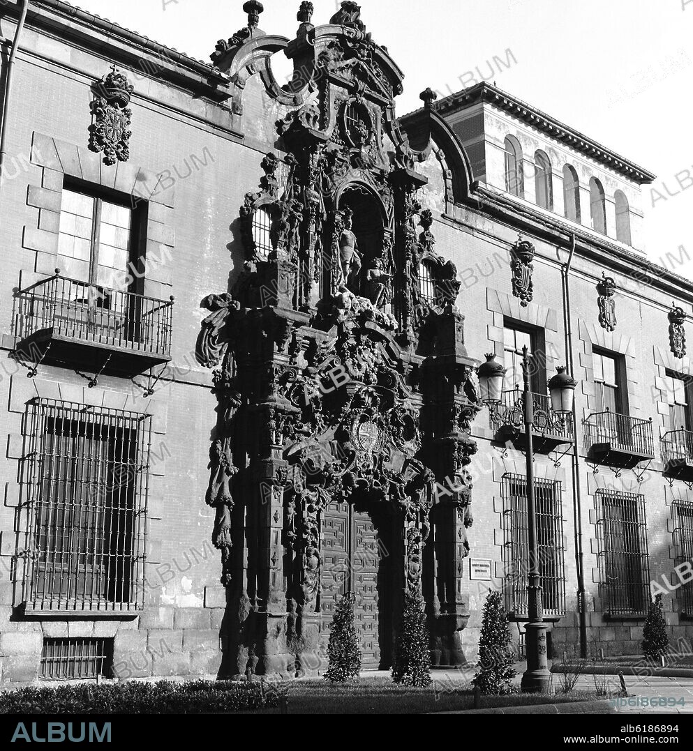 PEDRO DE RIBERA. PORTADA DEL ANTIGUO HOSPICIO DE MADRID HOY SEDE DEL MUSEO MUNICIPAL CONSTRUIDO ENTRE 1721 Y 1726 - FOTOGRAFIA EN BLANCO Y NEGRO - AÑOS 6.