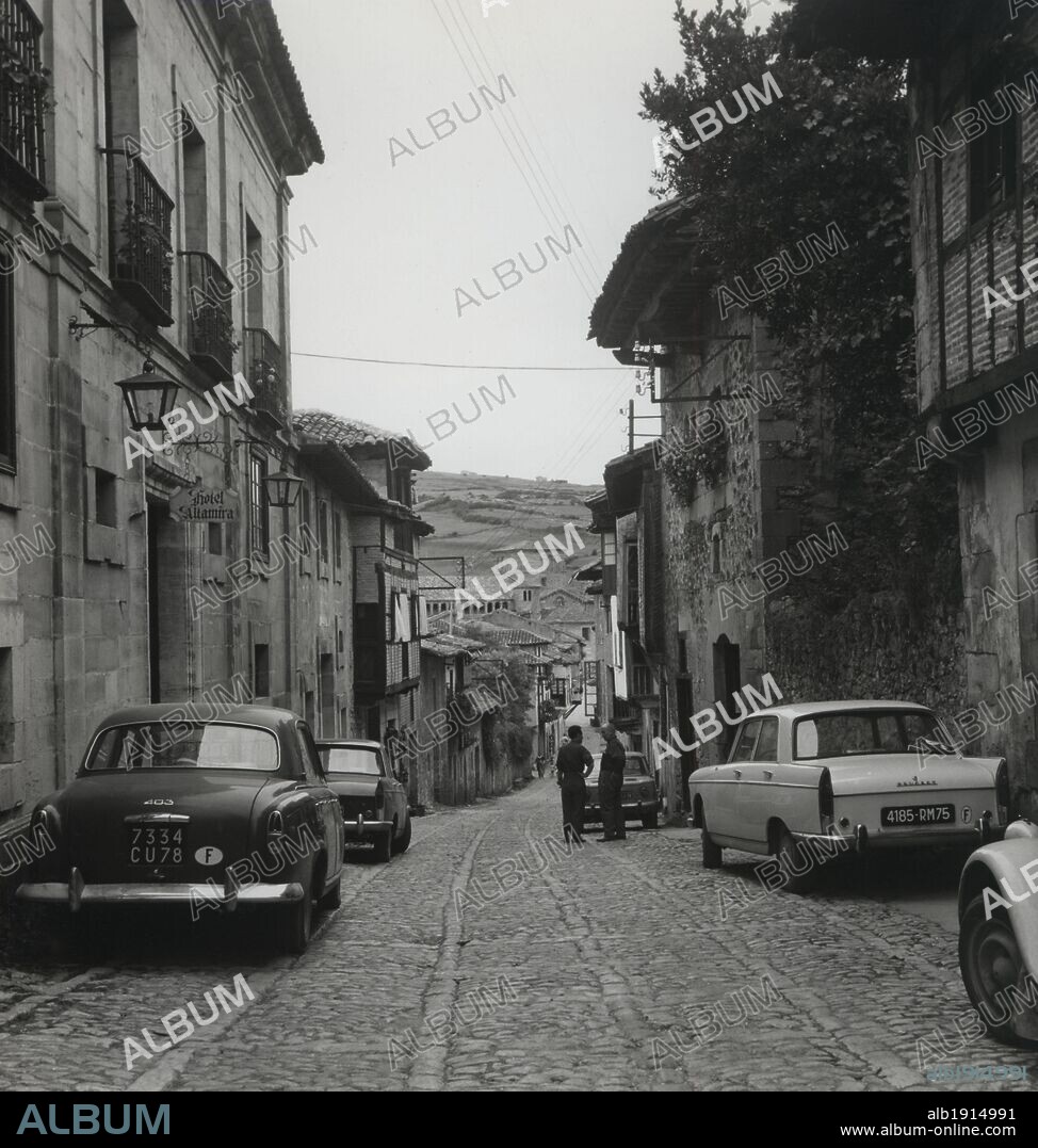 España. Calle de Santillana del Mar (Cantabria). Años 1950.