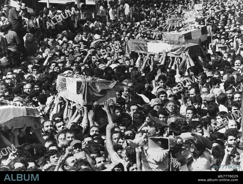Iran-Iraq War (22.09.1980 - 20.08.1988) / Fallen. In Tehran, 50,000 people pay tribute to nineteen soldiers who died in action. Photo, 01.10.1980.