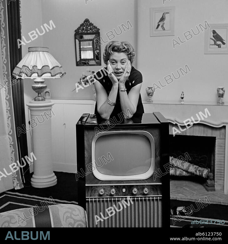 Joubert, Jacqueline; French TV presenter and producer; Paris 29.3.1921-Neuillysur-Seine 8.1.2005.-Jacqueline Joubert leaning on a TV set.-Photo, undated (1950's).