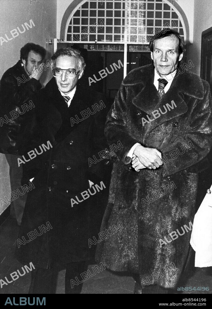 ©SCANPIX SWEDEN, 1983.. Två stjärnadvokater.. Advokaterna Leif Silbersky (t.v.) och Henning Sjöström i ytterrock och päls.. Foto: Paolo Rodriques/SCANPIX. Code: 20360.