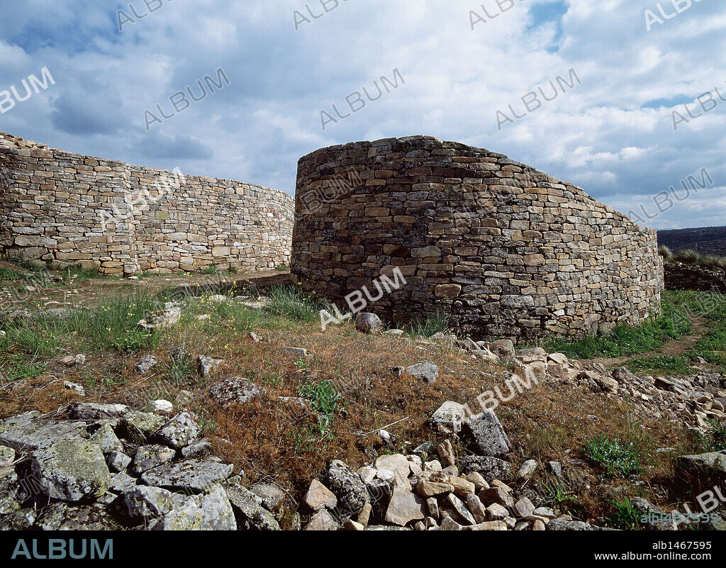 ARTE CELTA. CULTURA DE LOS CASTROS. ESPAÑA. Desarrollada durante la última fase de la Edad del Bronce y la Edad del Hierro (1200-500 a. C.) en la Meseta y el Oeste peninsular. Son poblados de piedra con edificios curvos de muros levantados con lajas de pizarra y con barro. Vista del CASTRO DE LAS COGOTAS (700-220 a. C.). Alrededores de Cardeñosa. Provincia de Avila. Castilla-León.