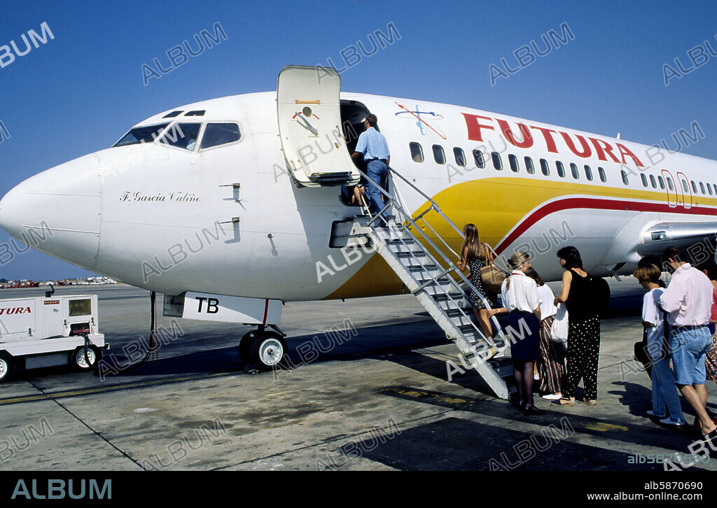 Palma de Mallorca: "Son Sant Joan" (Palma´s airport); airplane entrance / charging.