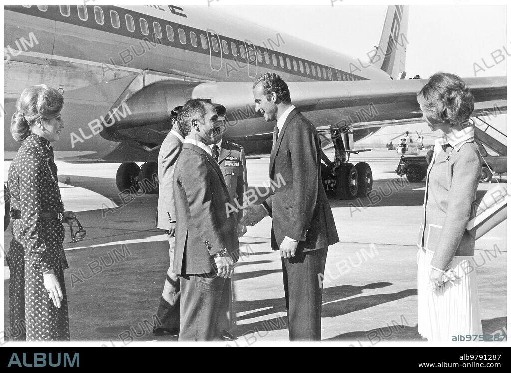 27 marzo 1976. El Rey Hussein de Jordania, acompañado de su esposa la Reina Alia, llegaron al aeropuerto de Barajas dónde fueron recibidos por SS.MM. los Reyes de España.