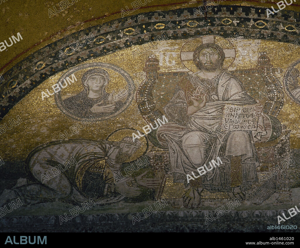 LEON VI "el Sabio" o "el Filósofo" (886-912). Emperador de Oriente (886-912), hijo de Basilio I. Muy erudito, como legislador promulgó las "Basílicas" y 113 novelas. Mosaico donde aparece EL EMPERADOR LEON VI POSTRADO ANTE CRISTO. Tímpano de la Puerta Imperial de la BASILICA DE SANTA SOFIA. ESTAMBUL. Turquía.