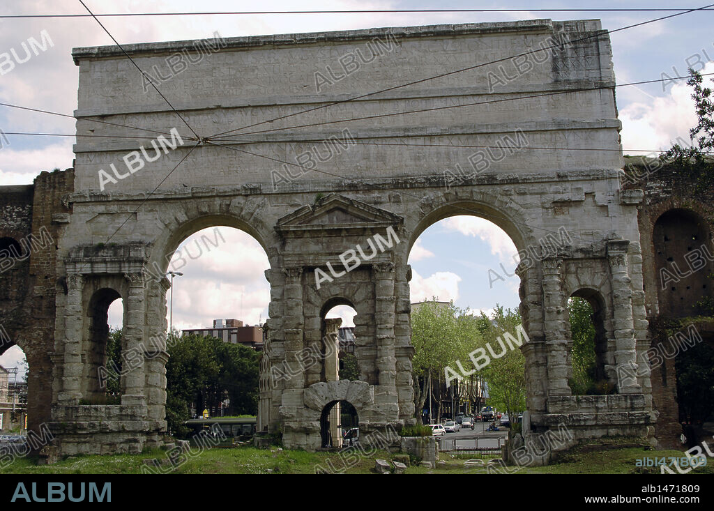 ARTE ROMANO. ITALIA. PUERTA MAYOR (PORTA MAGGIORE). Construída en el año 52 por el emperador Claudio y reformada posteriormente. Se encuentra en la MURALLA AURELIANA (s. III). ROMA.