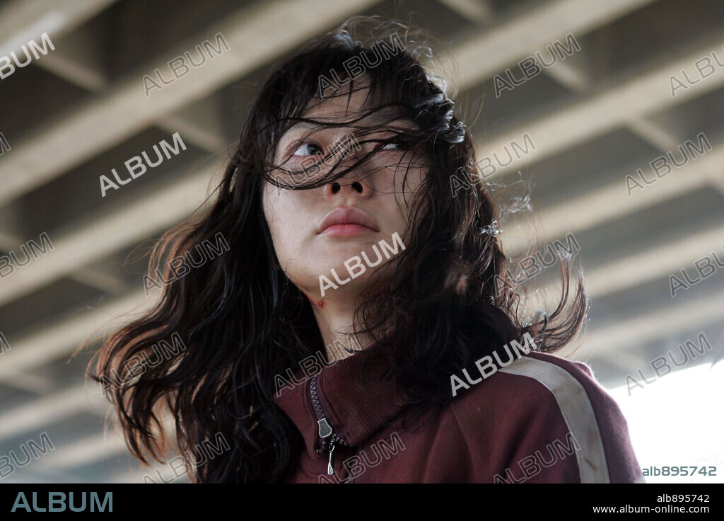 THE HOST, 2006 (GWOEMUL), directed by BONG JOON HO. Copyright CHEONGEORAM.