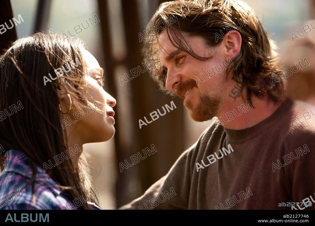 CHRISTIAN BALE and ZOE SALDANA in OUT OF THE FURNACE, 2013, directed by SCOTT COOPER. Copyright RELATIVITY MEDIA.