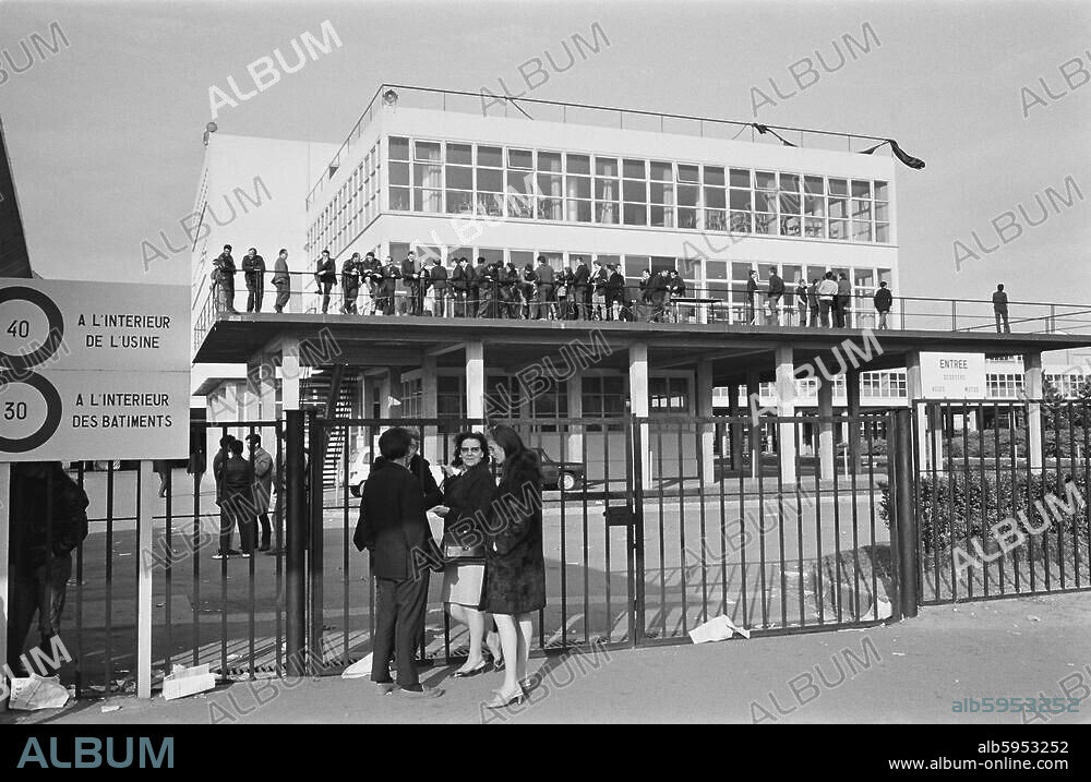 Maiunruhen in Frankreich 1968. Studentendemonstrationen und wilder Generalstreik Mitte Mai in Paris (linksgerichtete Studenten und Arbeiter demonstieren gegen die Regierung de Gaulle).-Renault-Werk in Flins während des Streiks.-Foto, 16.05.1968.