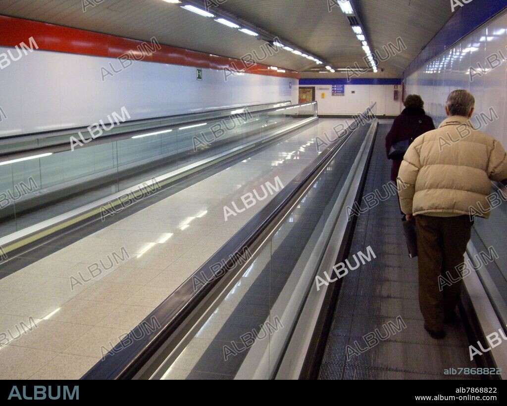 PASILLO MECANICO DE LA ESTACION DE METRO DE NUEVOS MINISTERIOS.