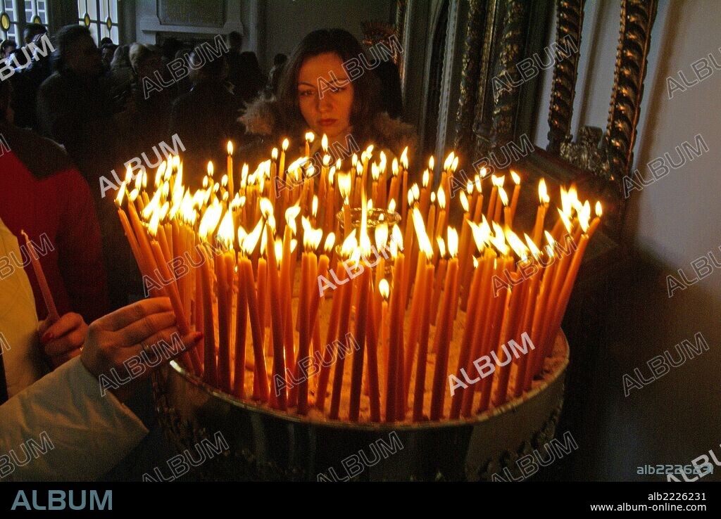 Cirios votivos frente al iconostasio dorado de la basilica. Patriarcado Ortodoxo Ecuménico. Barrio de Fener.Estambul.Turquia.
