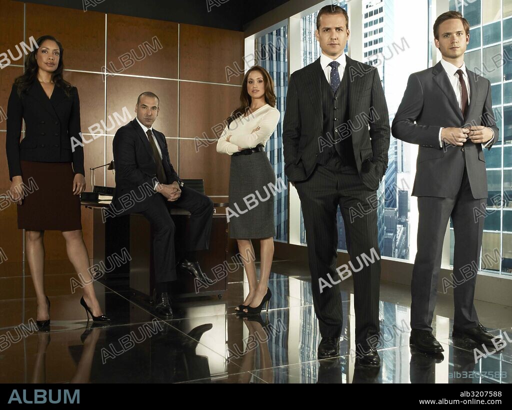 GABRIEL MACHT, GINA TORRES, MEGHAN MARKLE, PATRICK J. ADAMS and RICK HOFFMAN in SUITS, 2011, directed by AARON KORSH. Copyright UNIVERSAL CABLE PRODUCTIONS.