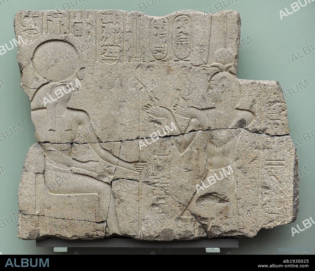 ARTE EGIPCIO. EGIPTO. EL FARAON PTOLOMEO II ofreciendo maquillaje para pintar los ojos al dios Re-Horakhty. Relieves prodedentes del templo de Isis en Behbeit El-Hagar. Granito. Reinado de Ptolomeo II, 285-246 a. C. Dinastía Ptolemaica. Museo Carlsberg Glyptotek. Copenhague. Dinamarca. Europa.