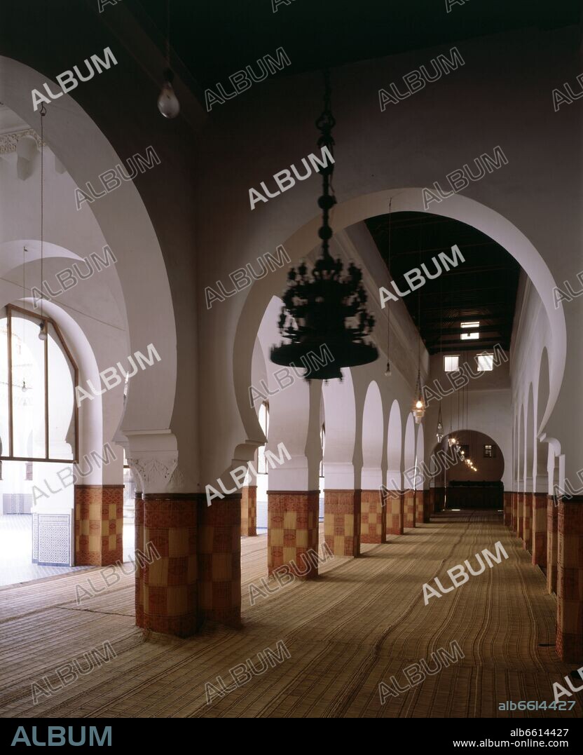 VISTA DE UNA NAVE DE LA MEZQUITA QARAWIYYIN - SIGLO XII.