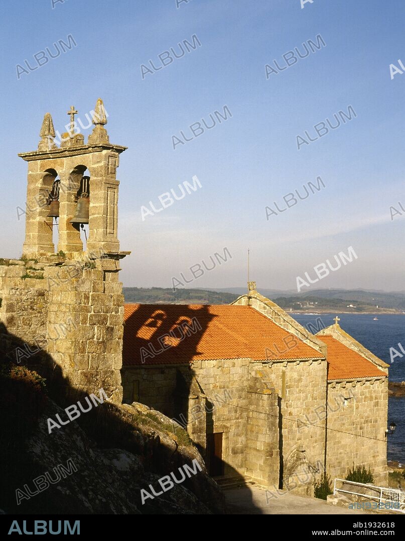 GALICIA. MUXIA. Vista de la IGLESIA PARROQUIAL DE SANTA MARIA DE MUXIA, construída en el siglo XIV en estilo gótico marinero sobre un templo anterior del siglo XII. Provincia de A Coruña. España.