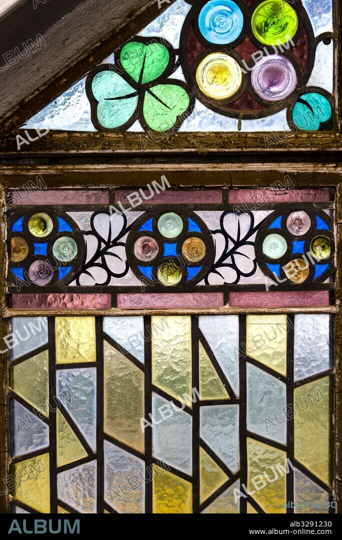 JOSEP PUIG I CADAFALCH. Casa Coll i Regàs, 1898. Claraboya. Detalle del emplomado y la decoración con tréboles de la vidriera de colores. Mataró.