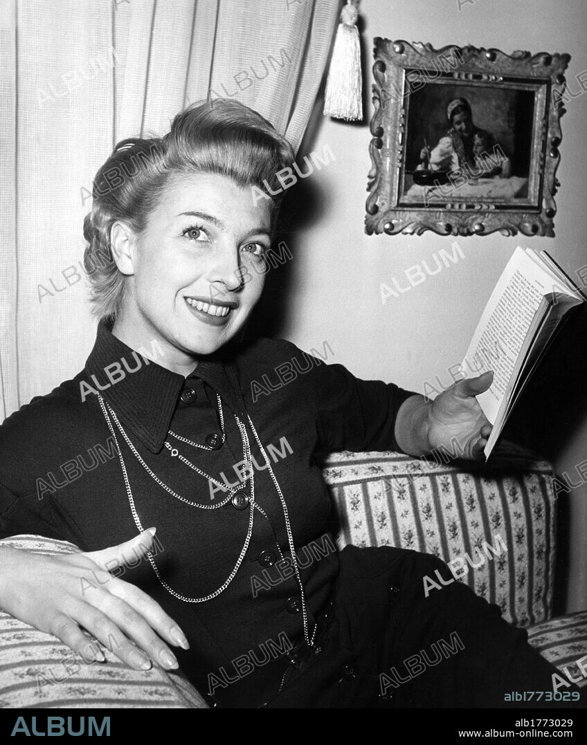 Isa Barzizza is reading a book. The Italian actress and dubber Isa Barzizza reading a book. 1950s.