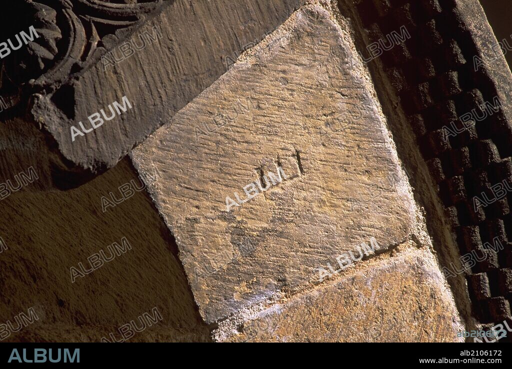 IGLESIA SAN PEDRO DE ARLANZA: ARCO DE LA IGLESIA. DETALLE DE DOVELA CON MARCA DE CANTERO. ROMANICO ARQUITECTURA.(DEPOSITO: MUSEO ARQUEOLOGICO NACIONAL).